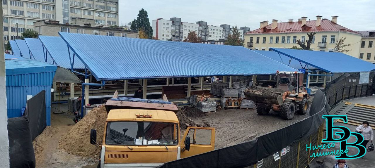 Продолжаются работы по обновлению торговых мест и замене тротуарной плитки на Брестском рынке