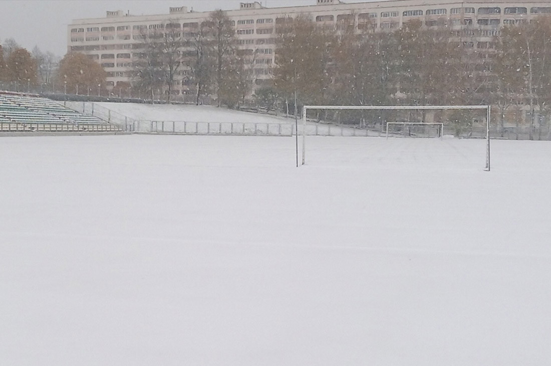 Стадион в Новополоцке перед матчем засыпало снегом — расчистить помогли болельщики