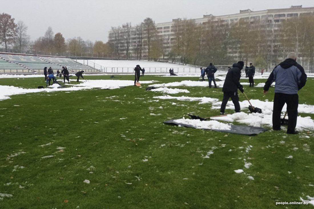 Стадион в Новополоцке перед матчем засыпало снегом — расчистить помогли болельщики