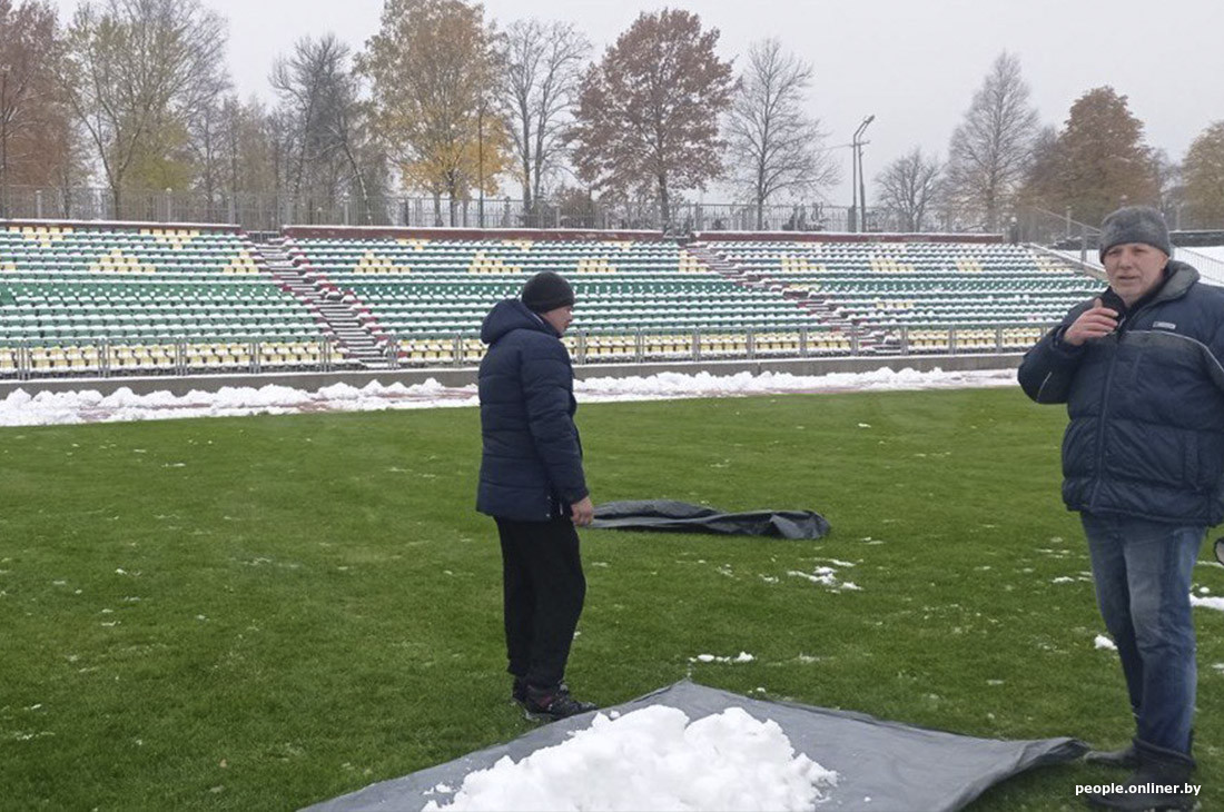 Стадион в Новополоцке перед матчем засыпало снегом — расчистить помогли болельщики