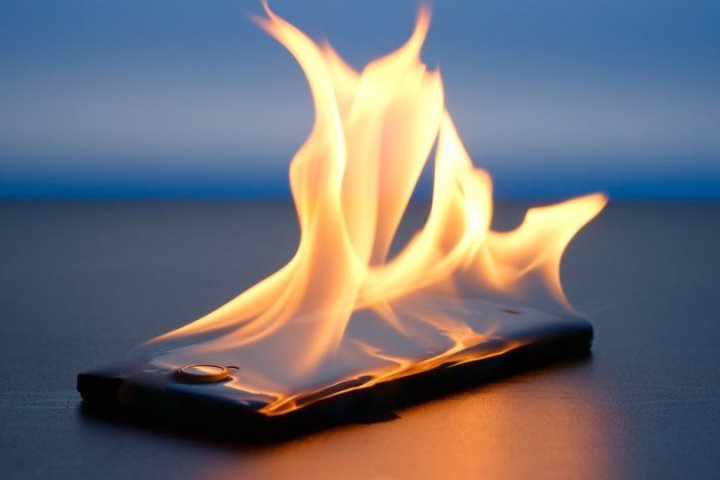 У белоруса в машине загорелся телефон, у другого — дома на зарядке. Почему так происходит, и что делать, если это случилось