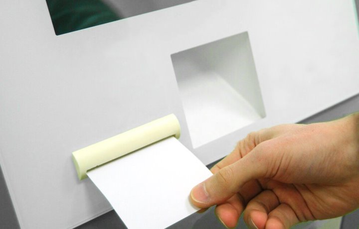 Мужчина брал бесплатные талоны и продавал их за 50 рублей. Из очереди позвонили в налоговую