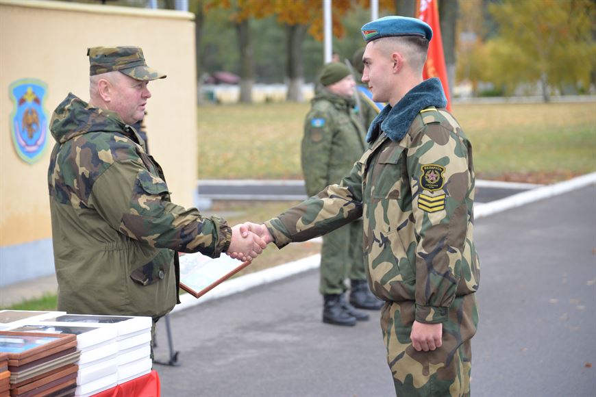 В Бресте около 200 десантников-срочников уволили в запас