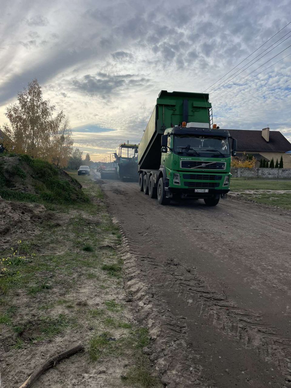В Бресте ведутся работы по устройству асфальтобетонного покрытия на грунтовых улицах города