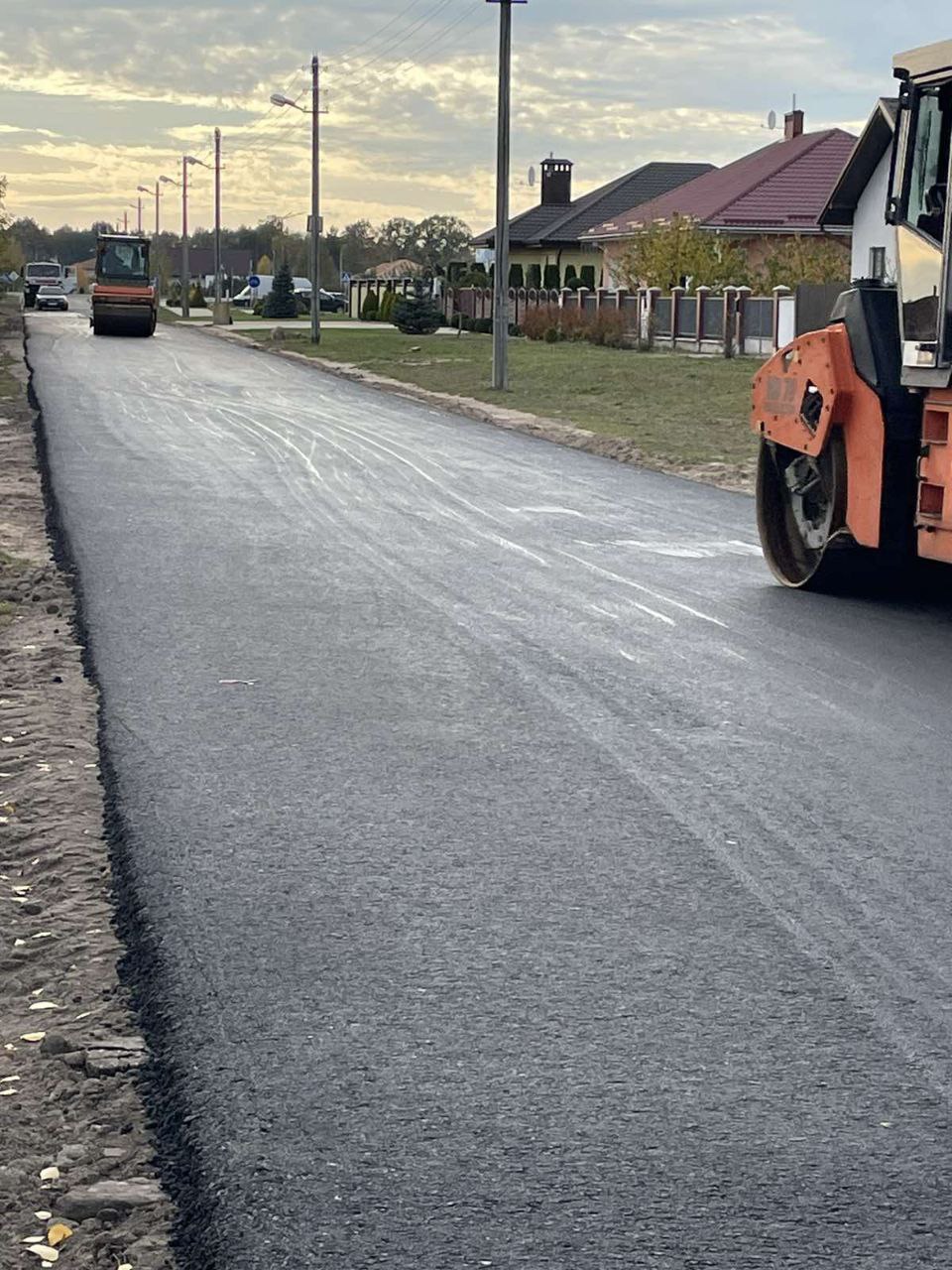 В Бресте ведутся работы по устройству асфальтобетонного покрытия на грунтовых улицах города