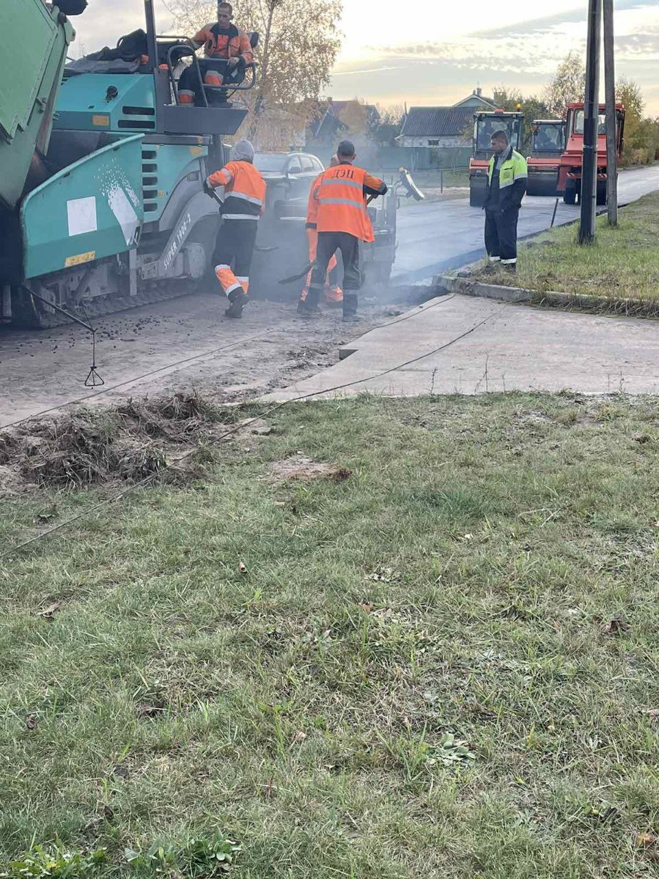 В Бресте ведутся работы по устройству асфальтобетонного покрытия на грунтовых улицах города