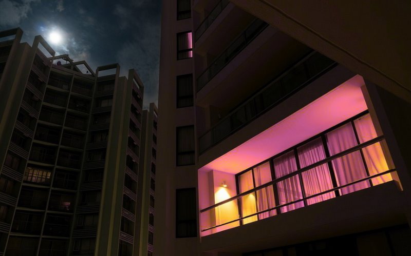 Что это за загадочный розовый цвет в окнах барановичских многоэтажек