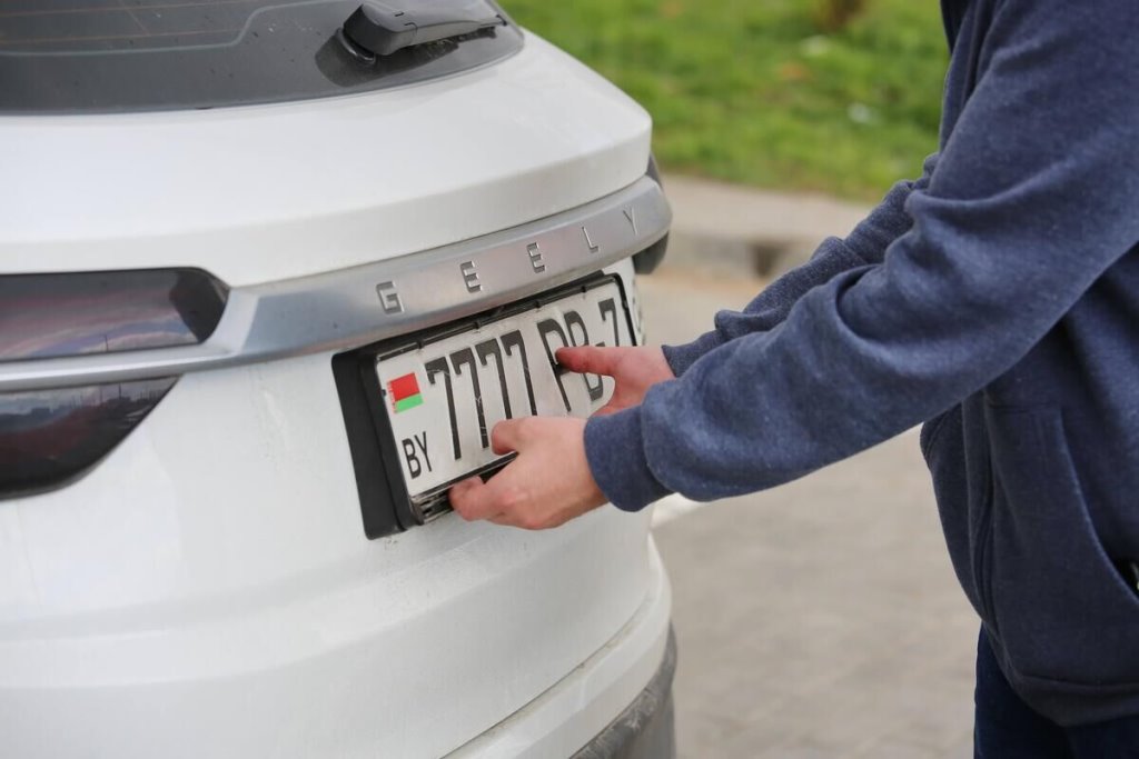 Белорусских чиновников оштрафуют за «красивые» номера. Подробности