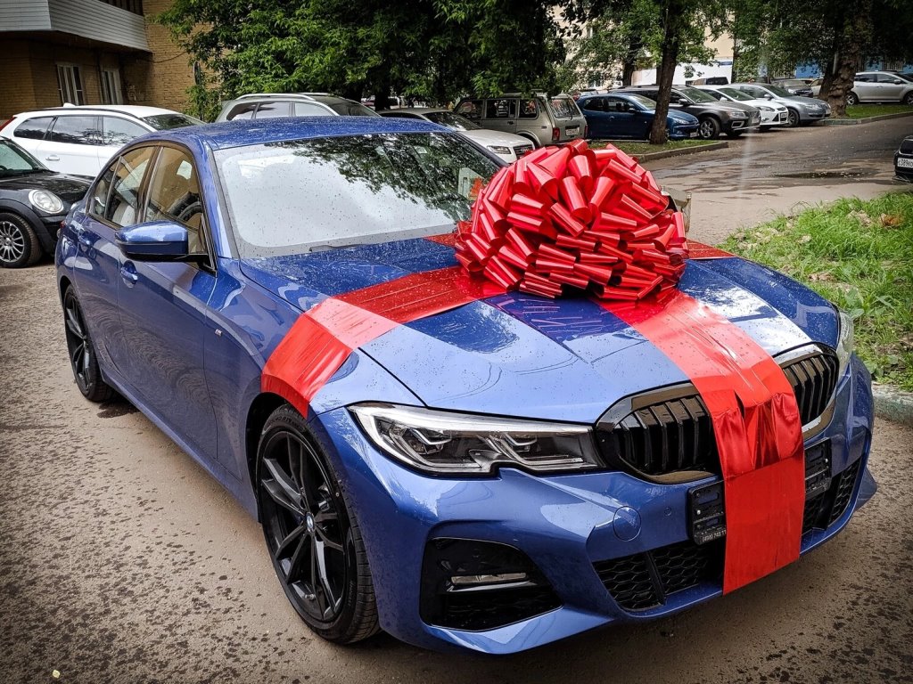 Что подарить на 8 Марта: идеи подарков для девушек, жен, матерей, дочерей и коллег