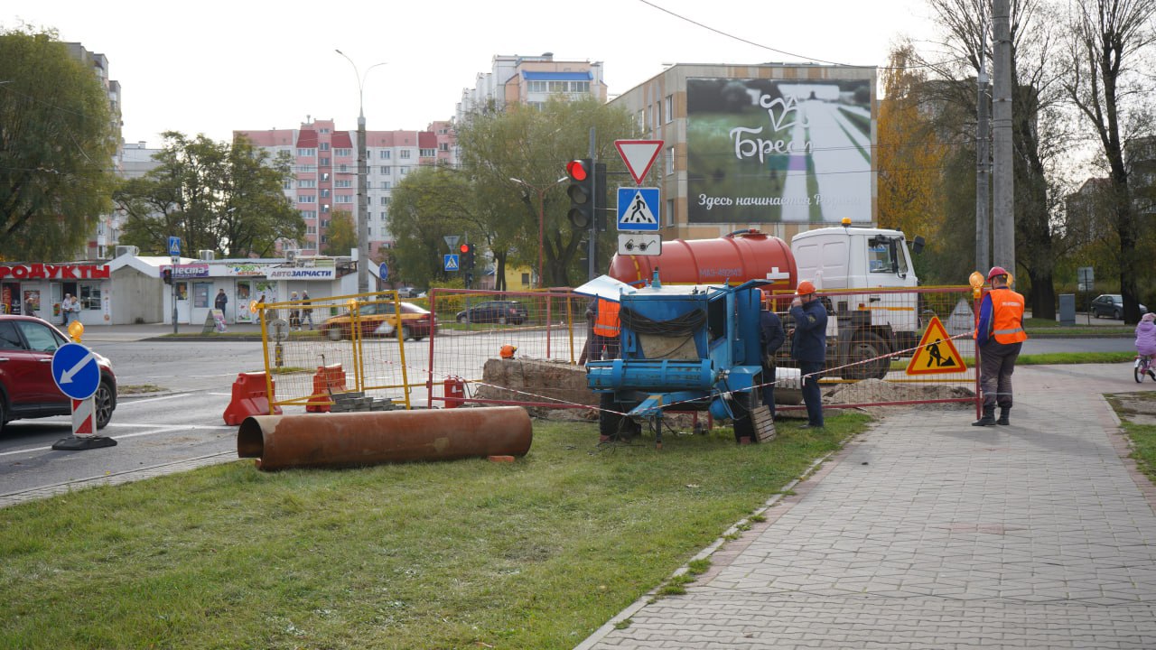 Завершены восстановительные работы на теплотрассе в районе улицы Суворова в Бресте. Горячая вода и отопление вновь поступают в дома горожан.