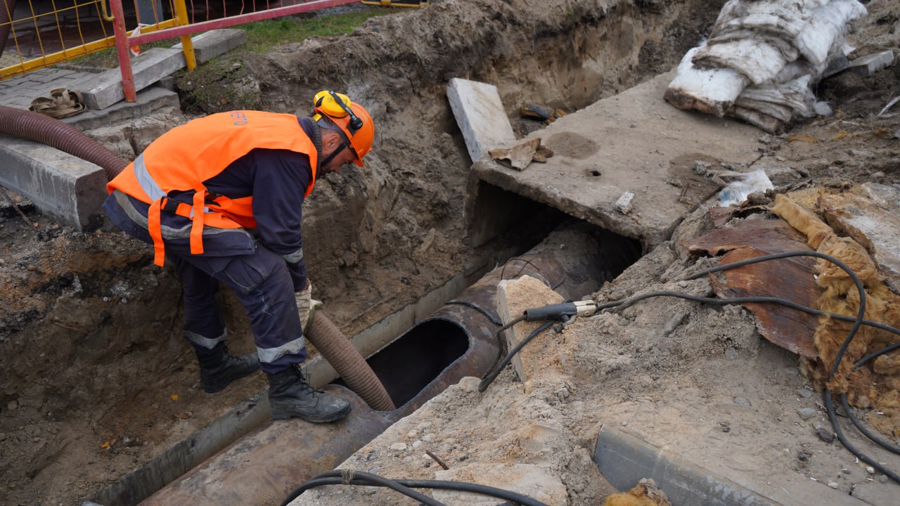 Завершены восстановительные работы на теплотрассе в районе улицы Суворова в Бресте. Горячая вода и отопление вновь поступают в дома горожан.