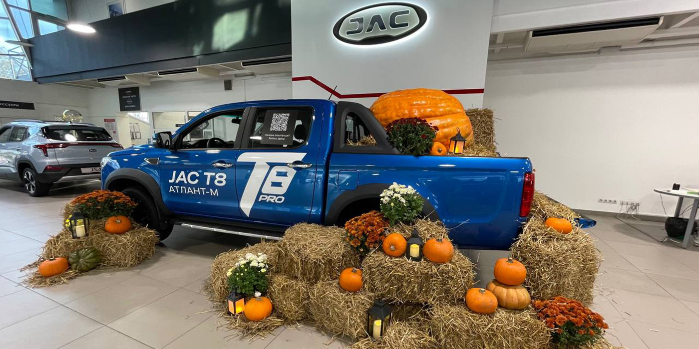 В автоцентр завезли «крошку»-тыкву из Бреста. Фотофакт