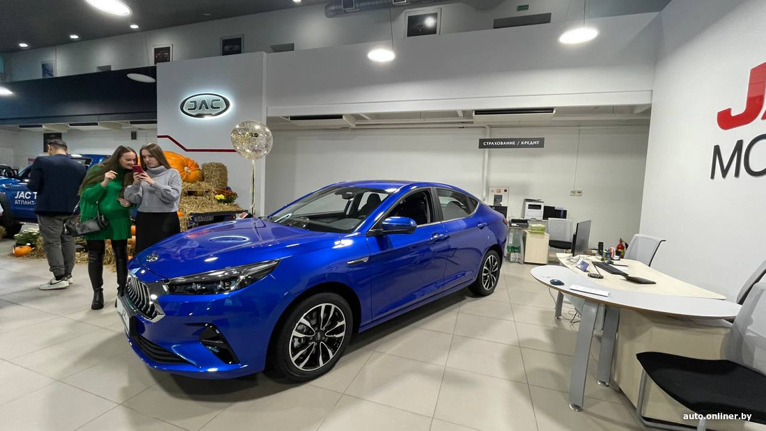 В автоцентр завезли «крошку»-тыкву из Бреста. Фотофакт