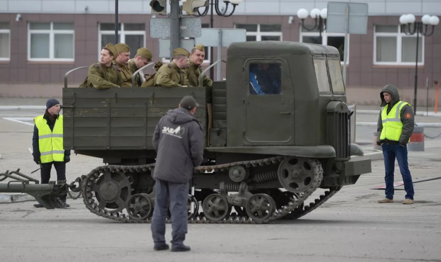 Белорусские спасатели достают военный тягач, пробывший в земле 80 лет