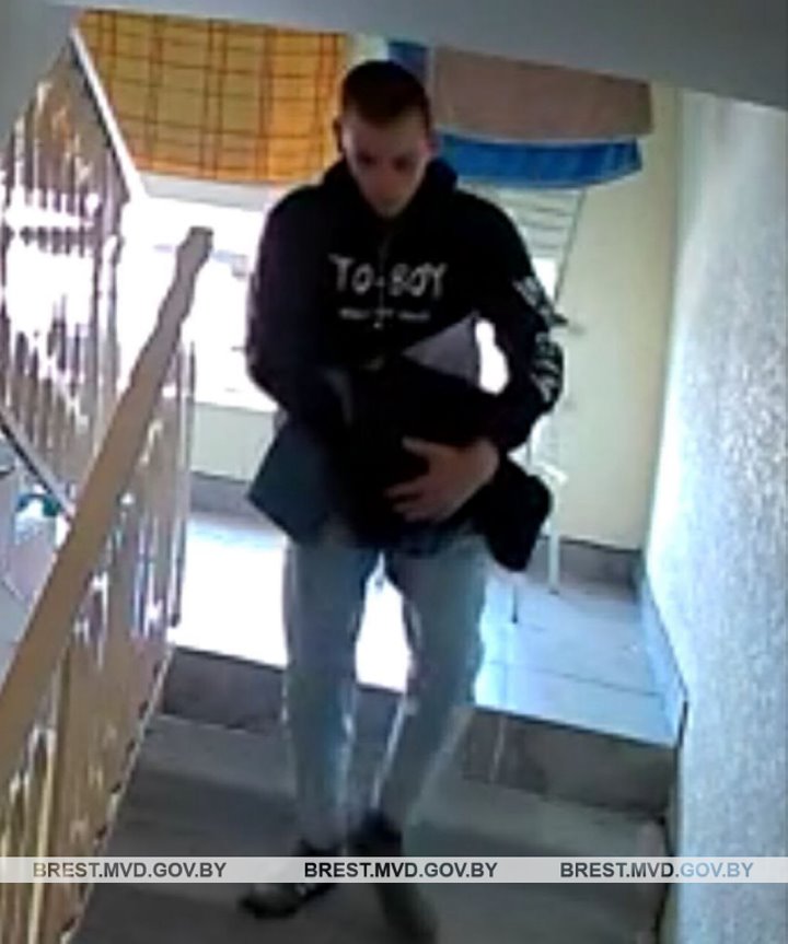В Бресте милиция устанавливает личность мужчины. Находился в подъезде дома на Грибоедова