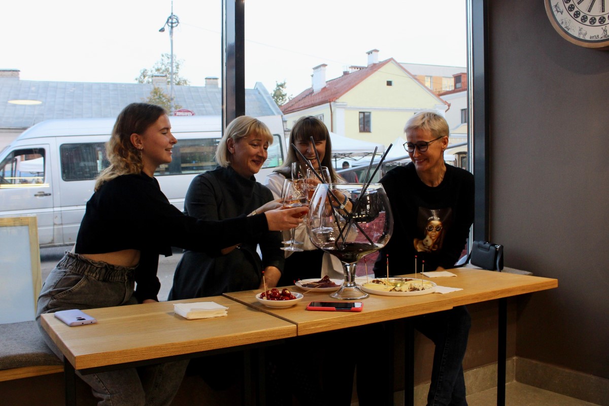 Как подобрать сыр к вину? Подскажут профессионалы магазина «Cheese & Wine» в Бресте.