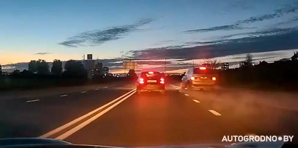 Водитель BMW X5 едва не лишил жизни женщину, промчавшись по обочине. Видео