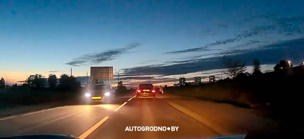 Водитель BMW X5 едва не лишил жизни женщину, промчавшись по обочине. Видео