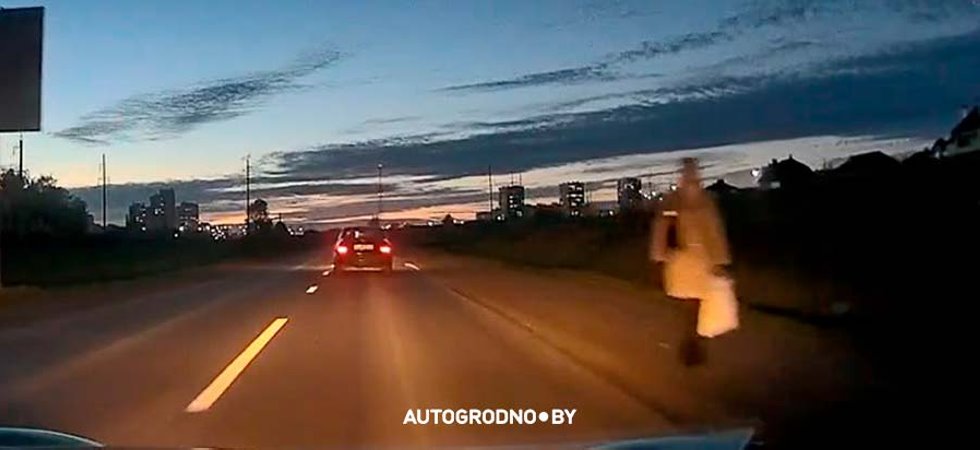 Водитель BMW X5 едва не лишил жизни женщину, промчавшись по обочине. Видео