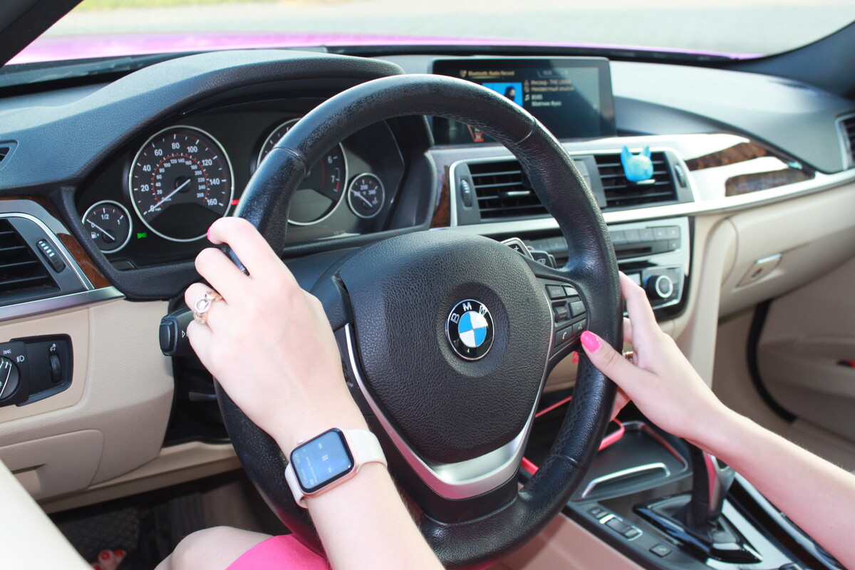 «Желающих купить эту машину предостаточно!» Девушка на розовом BMW F30 рассекает по улицам Бреста. Кто она такая?
