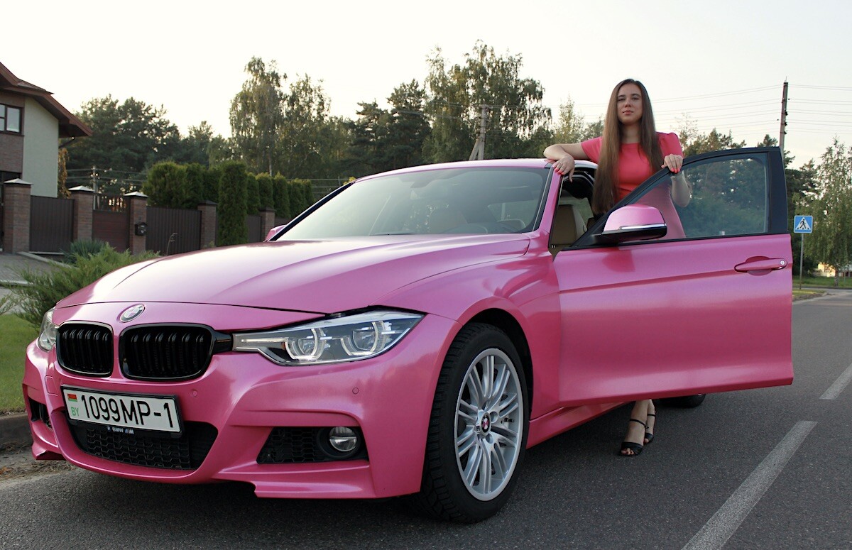 «Желающих купить эту машину предостаточно!» Девушка на розовом BMW F30 рассекает по улицам Бреста. Кто она такая?