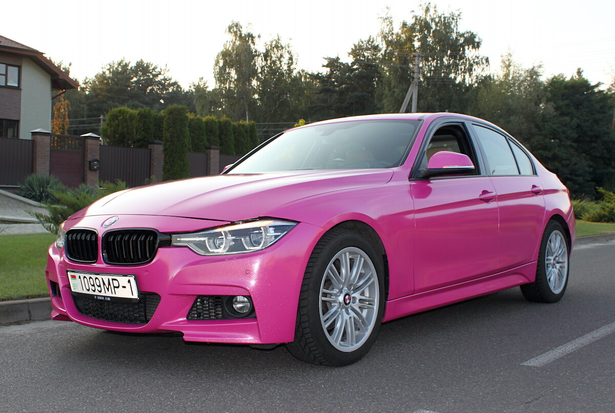 «Желающих купить эту машину предостаточно!» Девушка на розовом BMW F30 рассекает по улицам Бреста. Кто она такая?