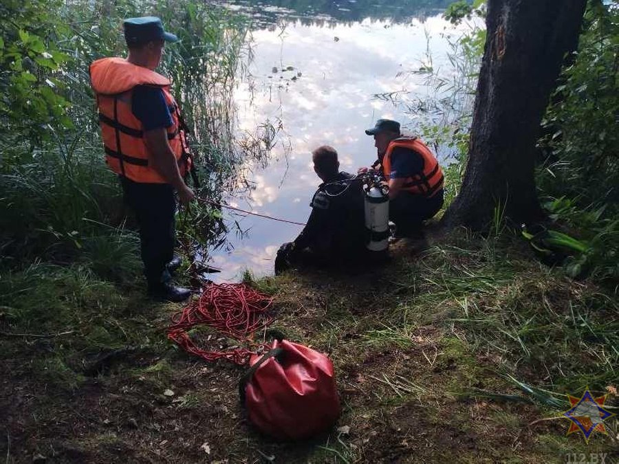 В Беларуси две девочки-сестры утонули в озере, плавая на надувном матрасе