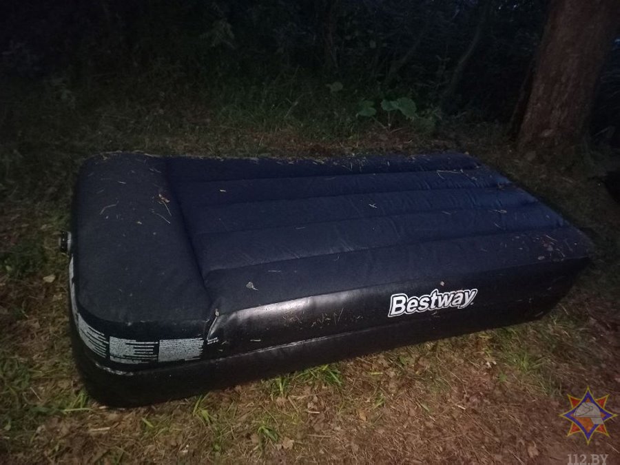 В Беларуси две девочки-сестры утонули в озере, плавая на надувном матрасе