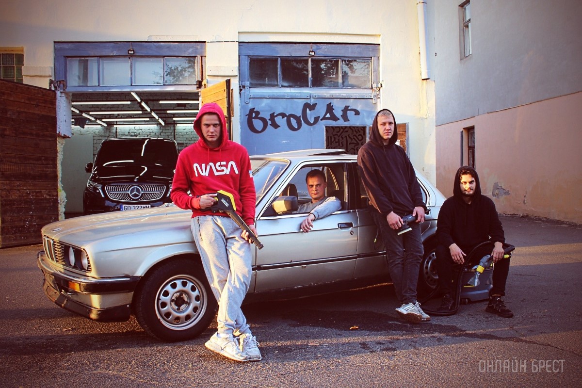 На проспекте Машерова, 50 в Бресте производят первоклассную химчистку авто и полировку фар по доступным ценам. Чернение шин от BROCAR в подарок!