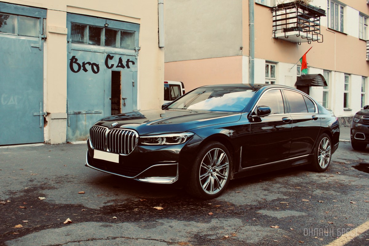 На проспекте Машерова, 50 в Бресте производят первоклассную химчистку авто и полировку фар по доступным ценам. Чернение шин от BROCAR в подарок!