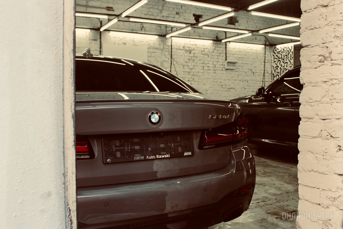 На проспекте Машерова, 50 в Бресте производят первоклассную химчистку авто и полировку фар по доступным ценам. Чернение шин от BROCAR в подарок!