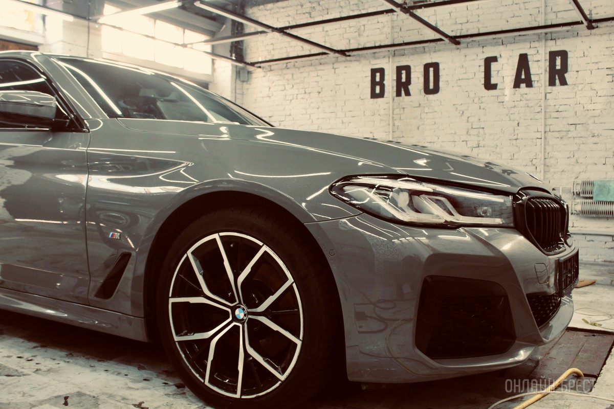 На проспекте Машерова, 50 в Бресте производят первоклассную химчистку авто и полировку фар по доступным ценам. Чернение шин от BROCAR в подарок!