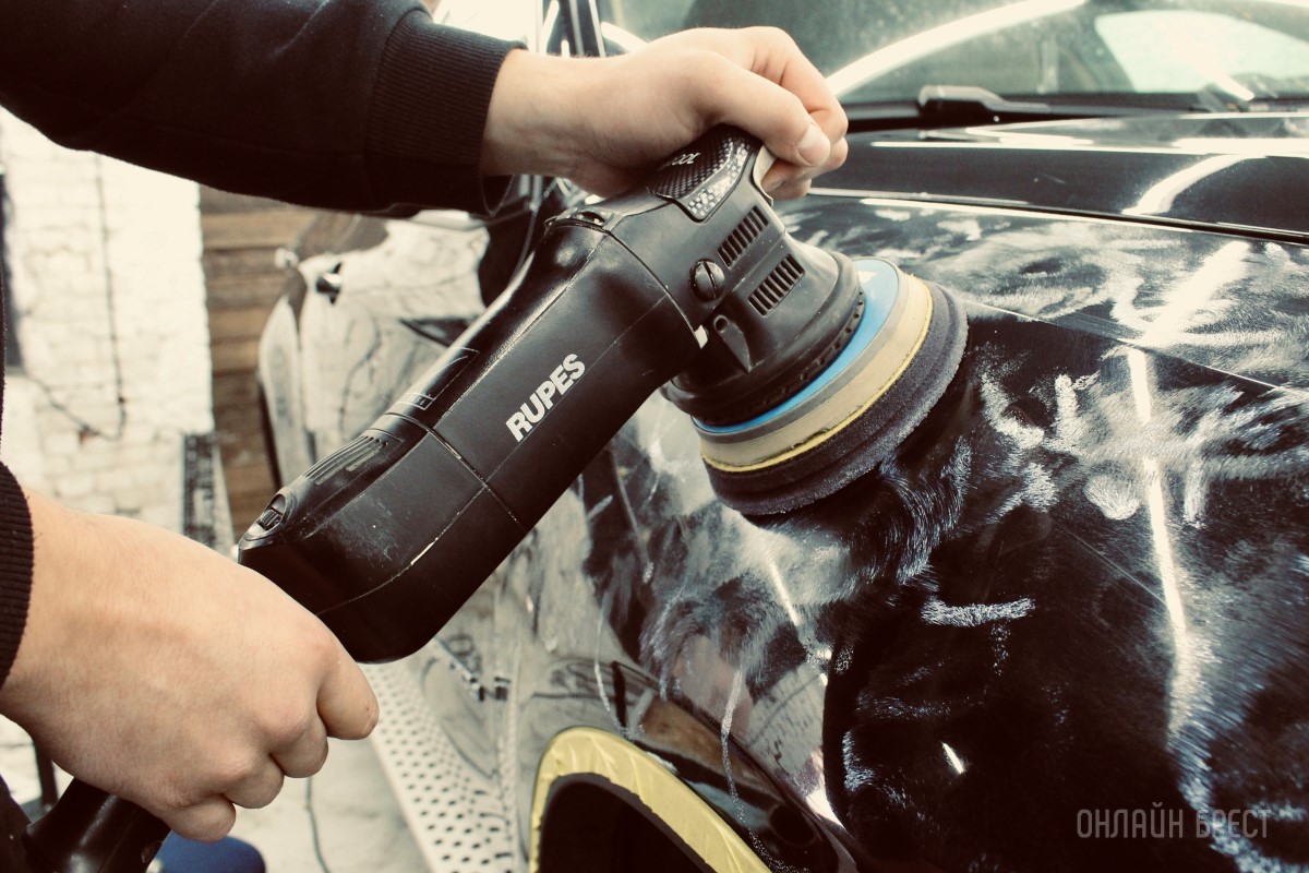 На проспекте Машерова, 50 в Бресте производят первоклассную химчистку авто и полировку фар по доступным ценам. Чернение шин от BROCAR в подарок!