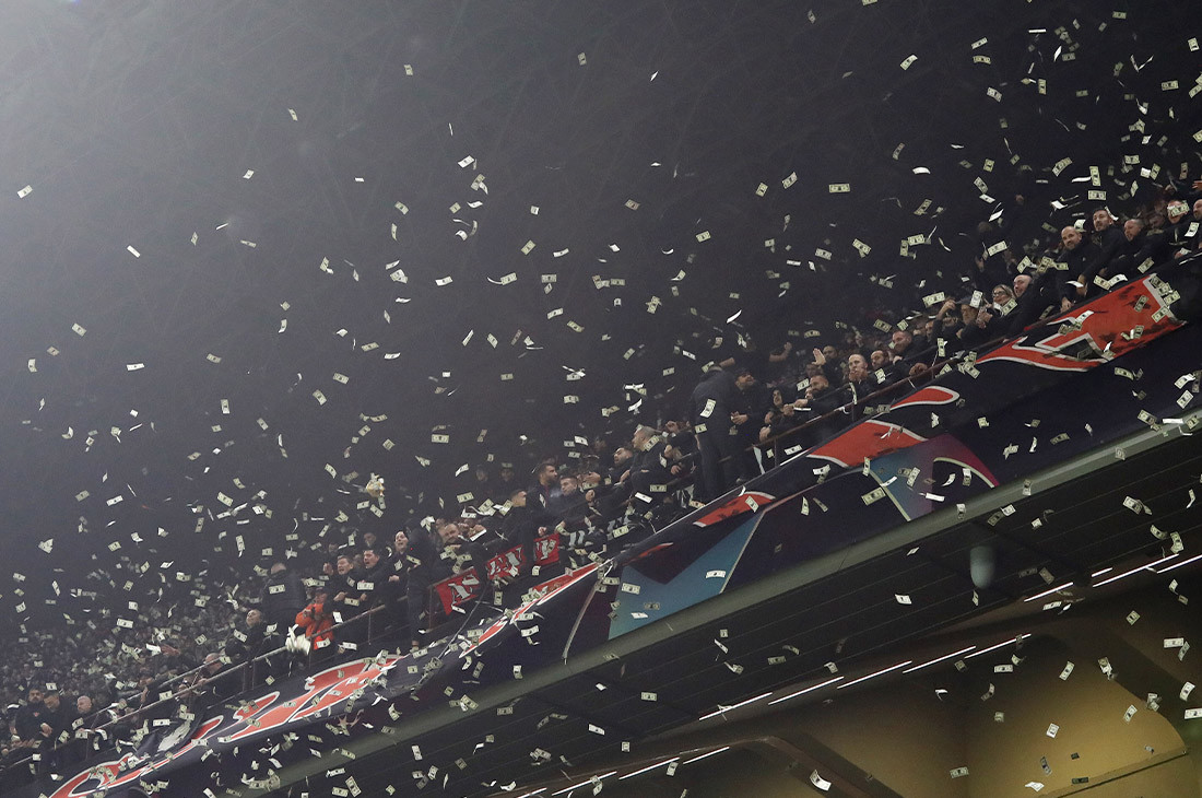 Фанаты во время матча забросали вратаря «деньгами». Что это значило?