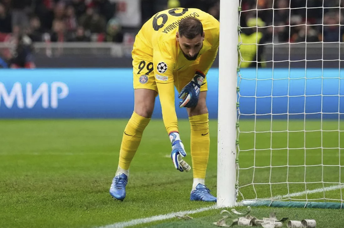 Фанаты во время матча забросали вратаря «деньгами». Что это значило?