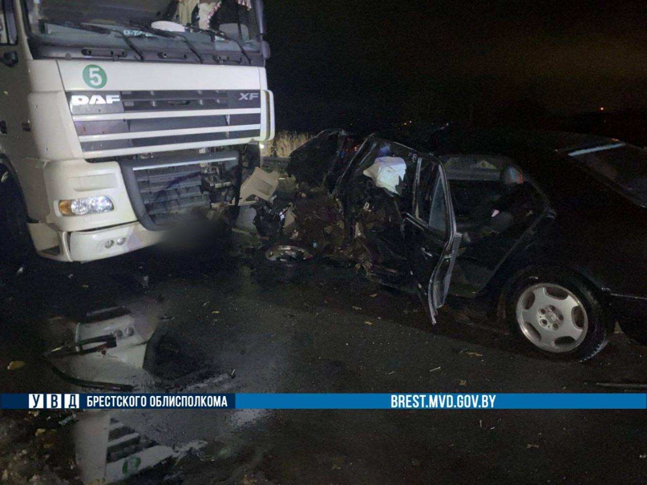 Ночью в Барановичах произошло жесткое ДТП. Водителя автомобиля Mercedes извлекали силами МЧС