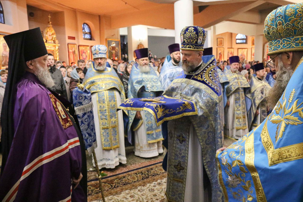 В Праздник Казанской иконы Божией Матери состоялся престольный праздник нижнего храма собора Воскресения Христова в Бресте