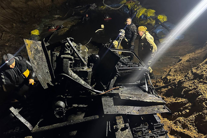 Этот тягач пролежал в реке в Гродненской области более 80 лет. Его вытянули наружу