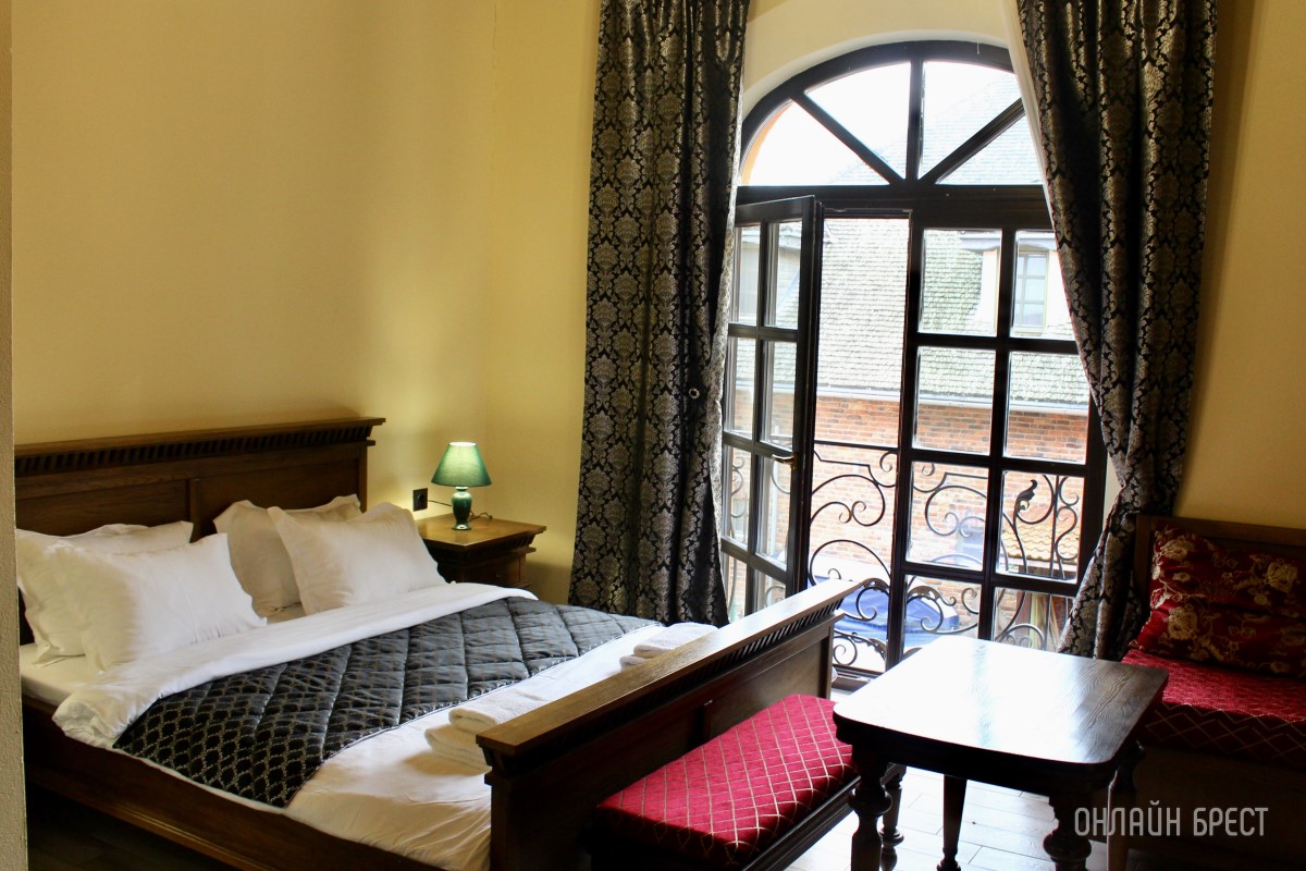 Запланируйте семейный отдых на антуражной вилле с бассейном и рестораном недалеко от Бреста. Аренда номеров, празднование торжеств в Villa Boutique Hotel