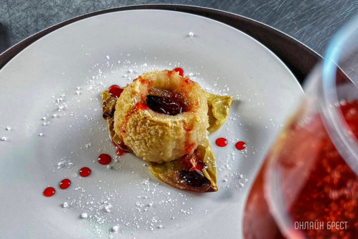 Запланируйте семейный отдых на антуражной вилле с бассейном и рестораном недалеко от Бреста. Аренда номеров, празднование торжеств в Villa Boutique Hotel