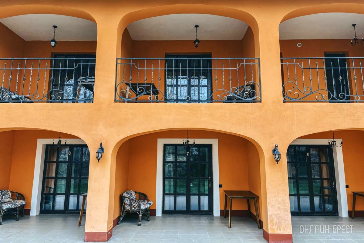 Запланируйте семейный отдых на антуражной вилле с бассейном и рестораном недалеко от Бреста. Аренда номеров, празднование торжеств в Villa Boutique Hotel