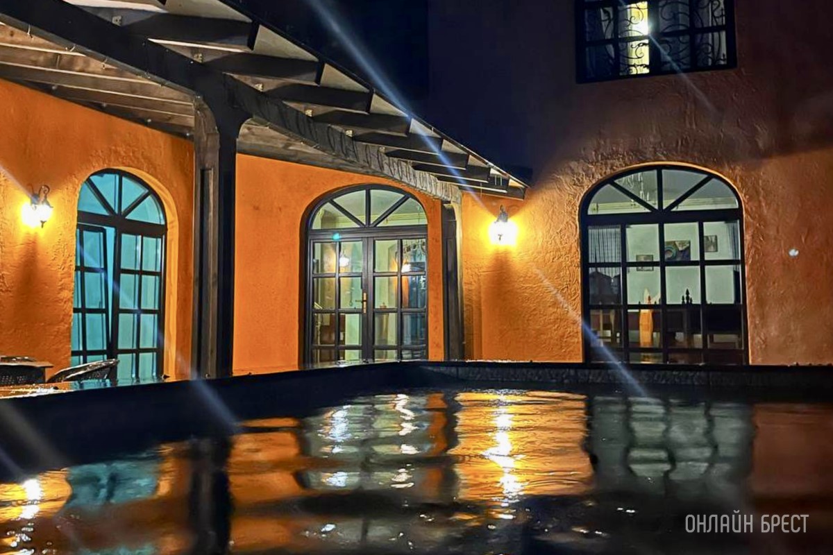 Запланируйте семейный отдых на антуражной вилле с бассейном и рестораном недалеко от Бреста. Аренда номеров, празднование торжеств в Villa Boutique Hotel