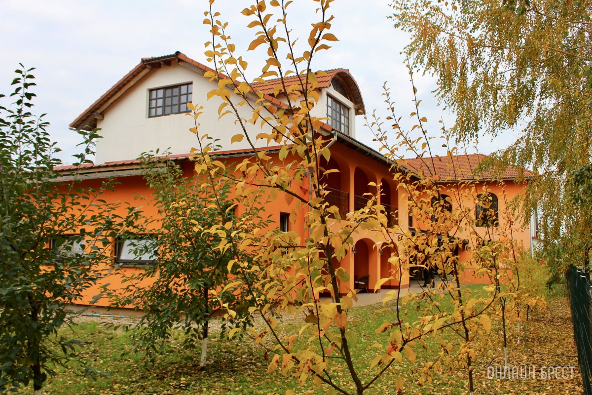 Запланируйте семейный отдых на антуражной вилле с бассейном и рестораном недалеко от Бреста. Аренда номеров, празднование торжеств в Villa Boutique Hotel