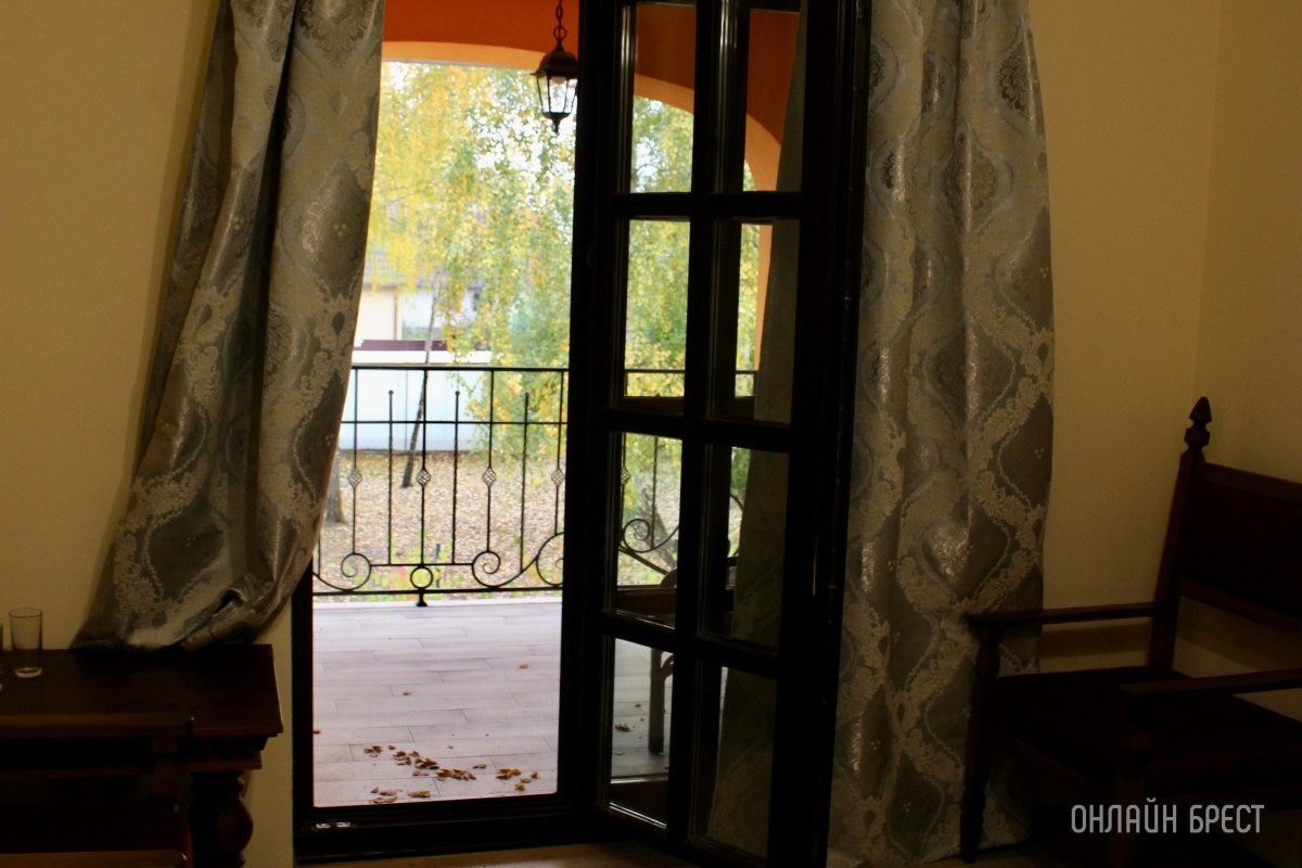 Запланируйте семейный отдых на антуражной вилле с бассейном и рестораном недалеко от Бреста. Аренда номеров, празднование торжеств в Villa Boutique Hotel