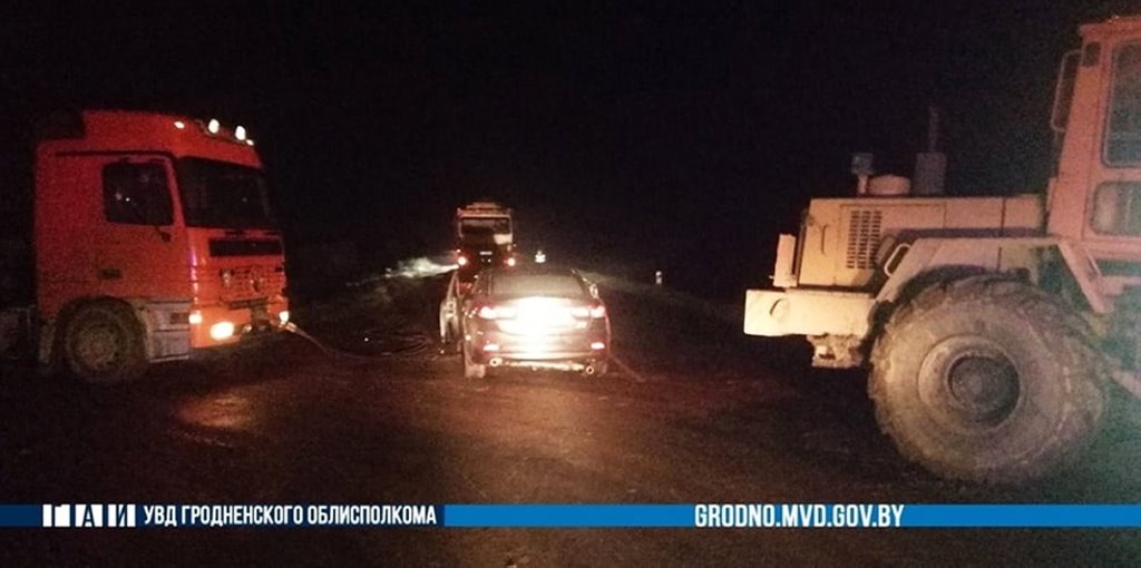 Буксировочный трос в сумерках прошил Mazda – слова водителя и поиск очевидцев