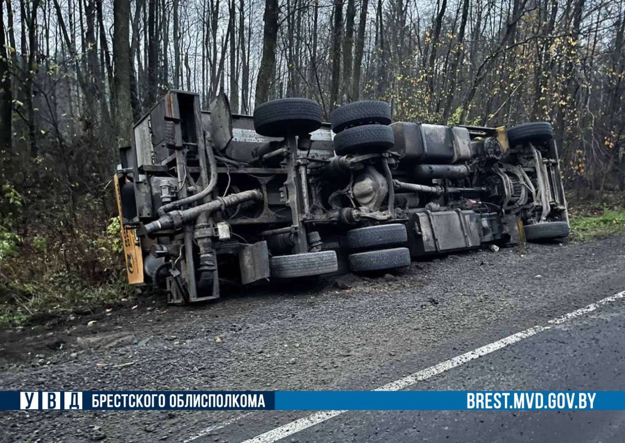В Пружанском районе опрокинулся грузовой Mercedes
