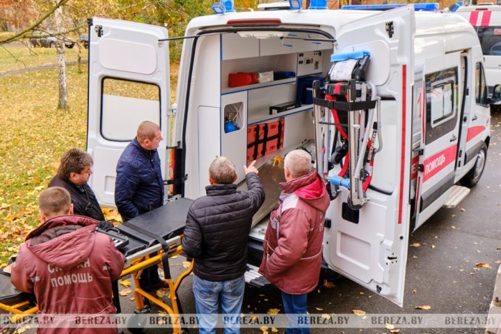Новая машина скорой помощи пополнила автопарк Березовской райбольницы