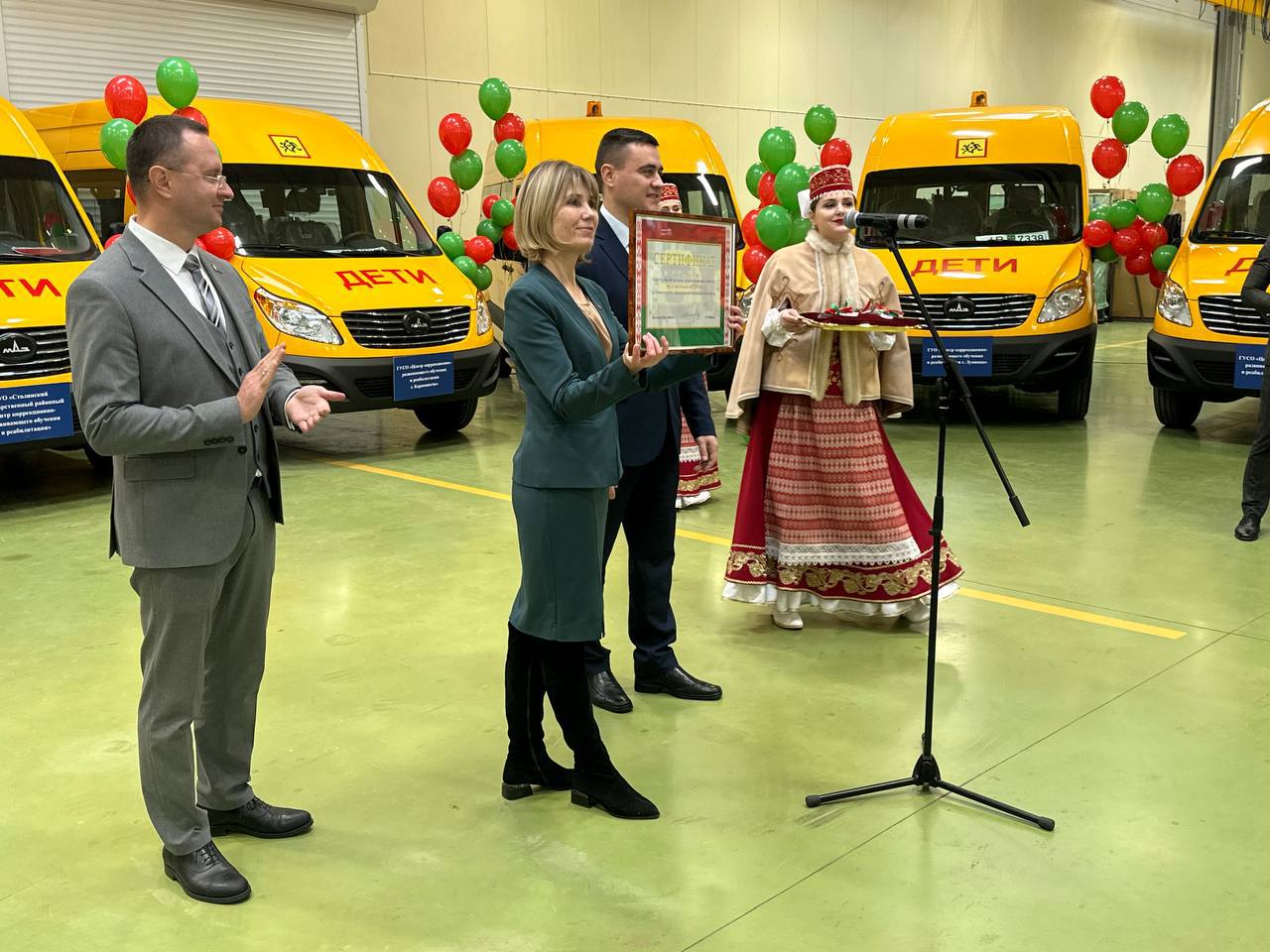 Состоялась торжественная церемония передачи специально оборудованного транспорта учреждениям образования Брестской области