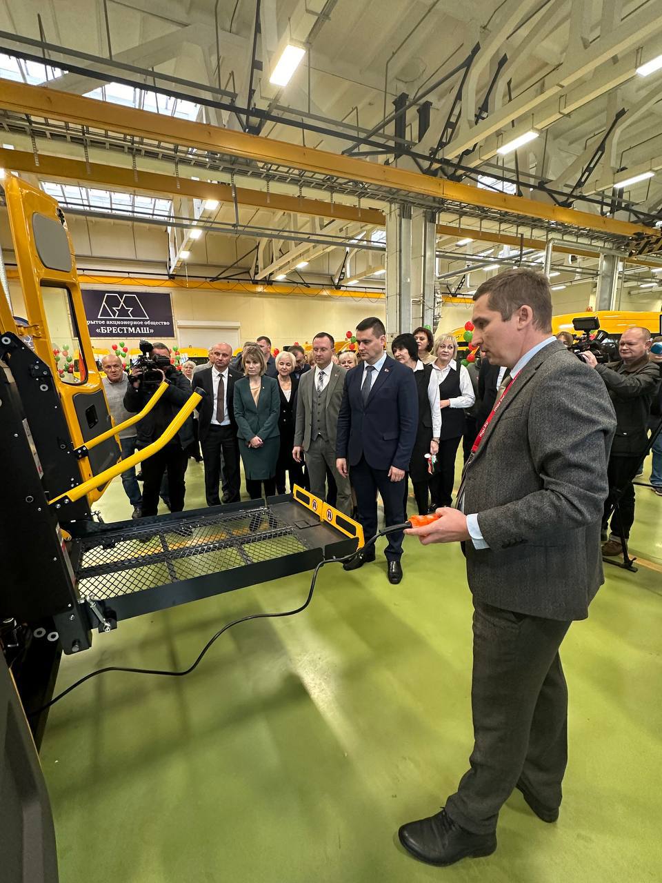 Состоялась торжественная церемония передачи специально оборудованного транспорта учреждениям образования Брестской области