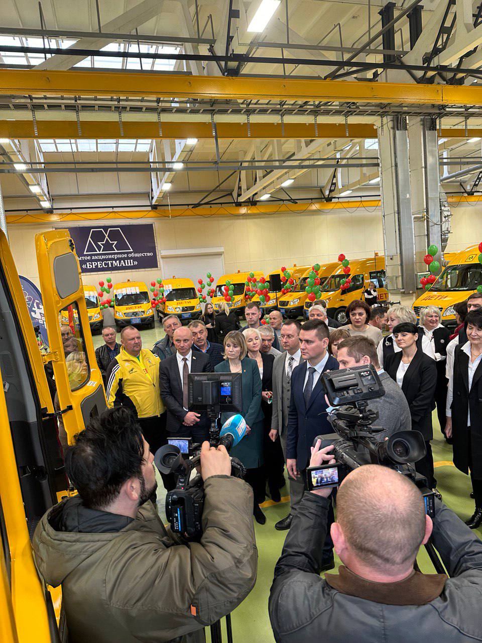 Состоялась торжественная церемония передачи специально оборудованного транспорта учреждениям образования Брестской области